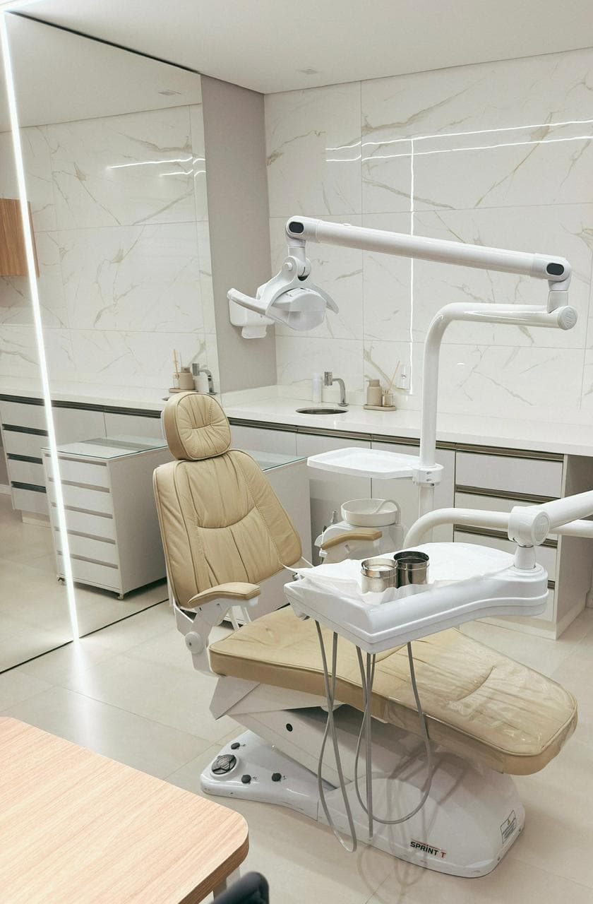 Close da cadeira odontológica com detalhes em bege