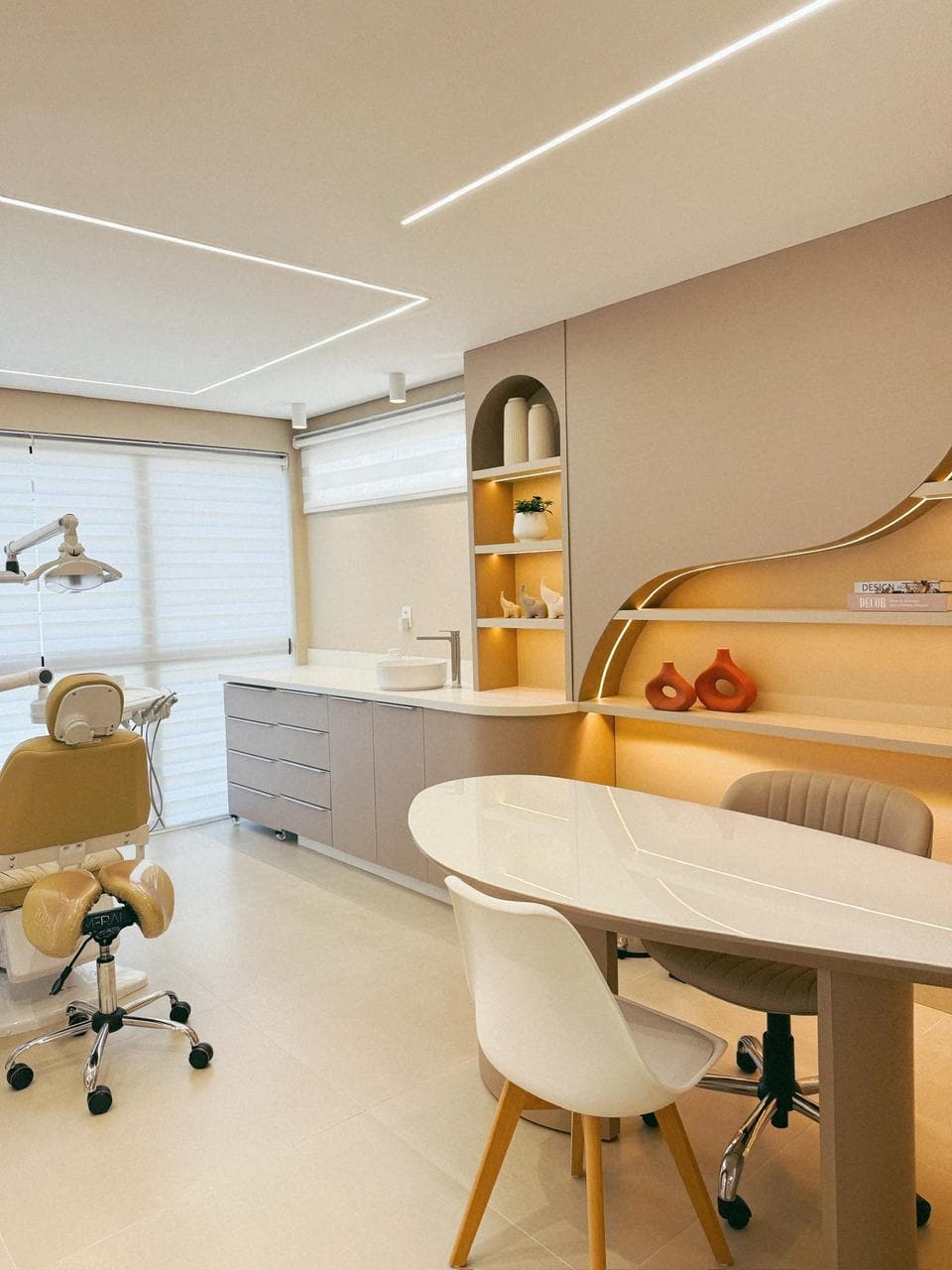 Sala de planejamento com mesa oval e estante decorativa dourada