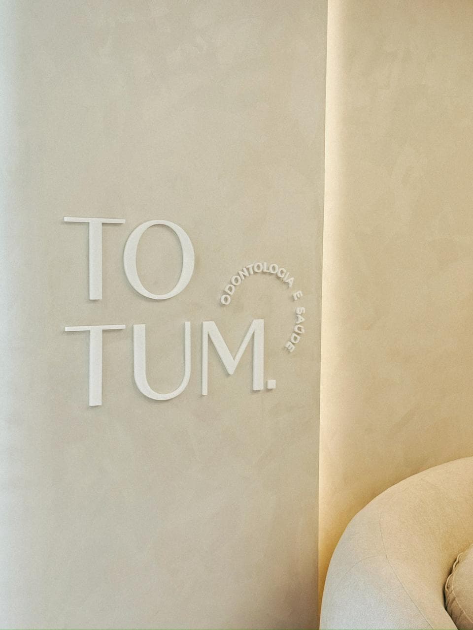 Logo Totum Odontologia na parede da recepção