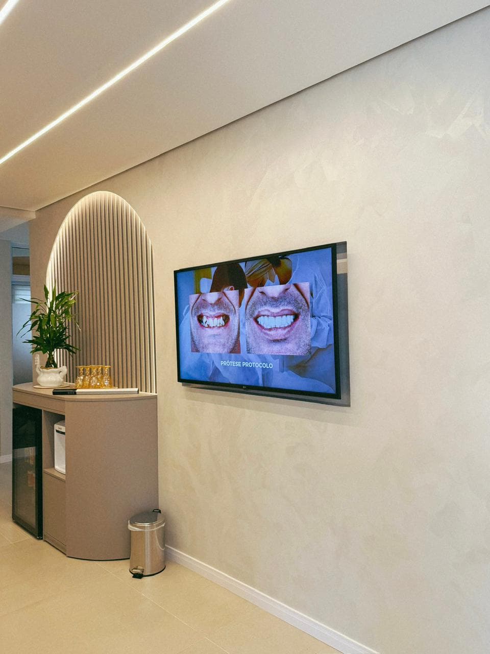 Corredor com arco decorativo e TV de resultados